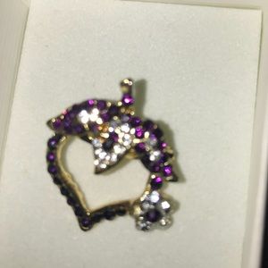Goldyoned brooch with purplemd white stones